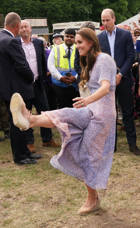 El duque y la duquesa de Cambridge visitan Cambridgeshire cambridge, inglaterra 23 de junio catherine, la duquesa de cambridge patea una pelota mientras asiste al día del condado de cambridgeshire en el hipódromo de newmarket durante una visita oficial a cambridgeshire el 23 de junio de 2022 en cambridge, inglaterra foto de paul edwards wpa poolgetty images