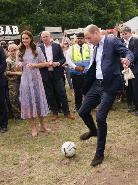 ケンブリッジ、イギリス6月23日ウィリアム王子、ケンブリッジ公爵とキャサリン、ケンブリッジ公爵夫人は、2022年6月23日にイギリスのケンブリッジでケンブリッジシャーを公式訪問した際にニューマーケット競馬場でケンブリッジシャー郡の日に出席します。