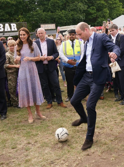 El duque y la duquesa de Cambridge visitan Cambridgeshire cambridge, inglaterra 23 de junio príncipe william, duque de cambridge y catherine, la duquesa de cambridge asiste al día del condado de cambridgeshire en el hipódromo de newmarket durante una visita oficial a cambridgeshire el 23 de junio de 2022 en cambridge, inglaterra foto de paul edwards wpa poolgetty images
