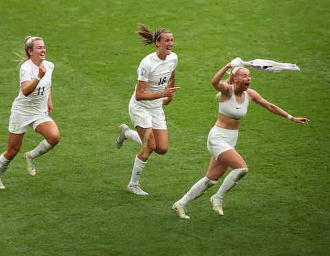 london, england july 31 england's chloe kelly celebrates with teammates jill scott and lauren hemp after scoring their teams second goal during the uefa womens euro 2022 final match between england and germany at wembley stadium on july 31, 2022 in london, england photo by julian finney the father fa via getty images