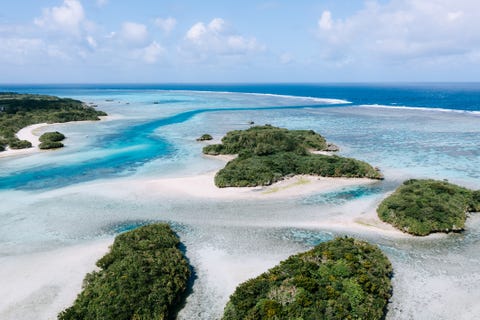 Islas tropicales en una laguna de arrecife desde arriba, Kabira Bay, parque nacional iriomote ishigaki de las islas yaeyama, Okinawa, Japón