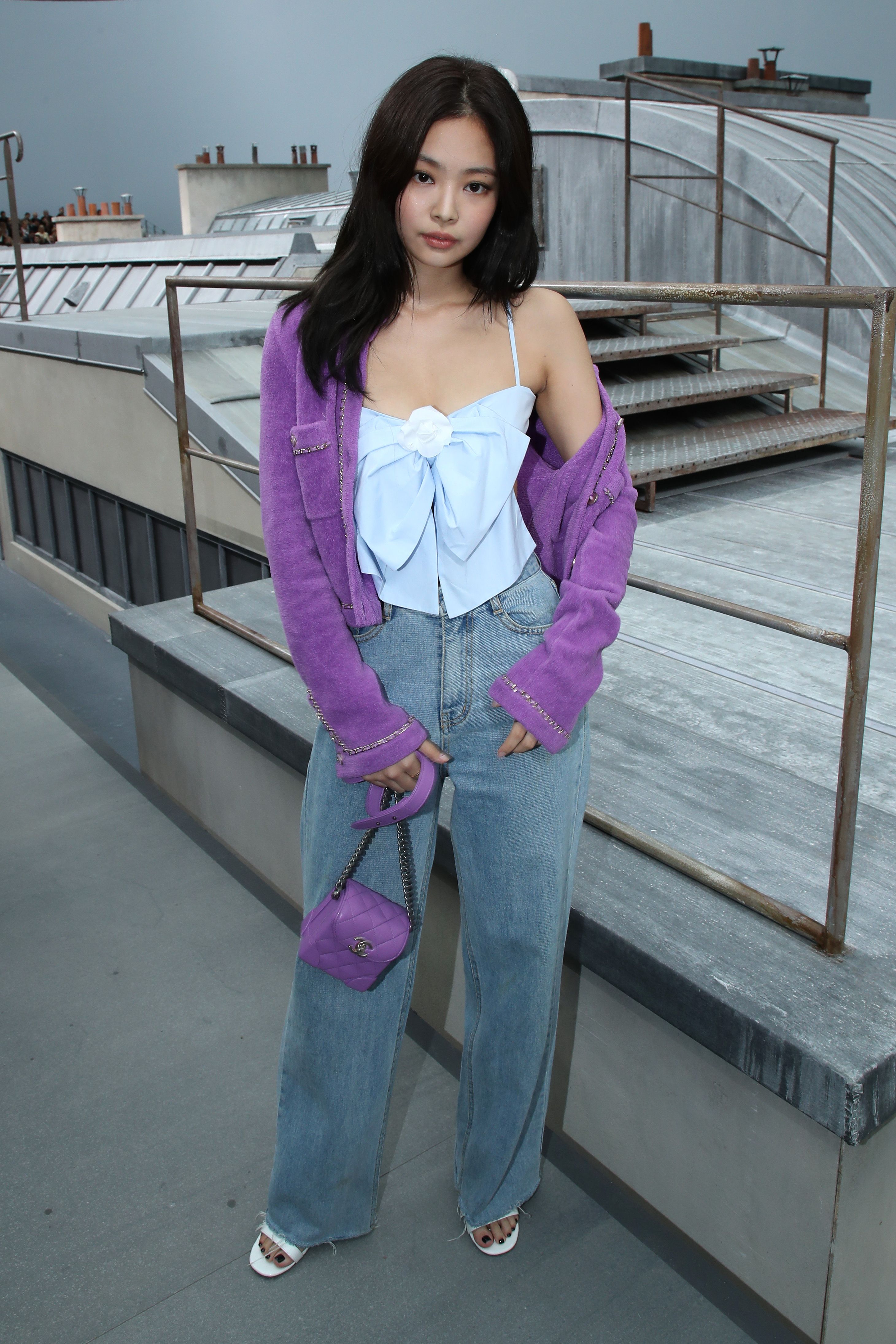 通称“歩く人間シャネル”♡ BLACKPINKジェニーが着こなすシャネルが主役 ...