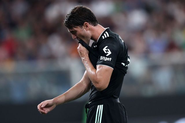 genoa, italy   august 22 dusan vlahovic of juventus fc looks dejected during the serie a match between uc sampdoria and juventus at stadio luigi ferraris on august 22, 2022 in genoa, italy photo by sportinfotodefodi images via getty images