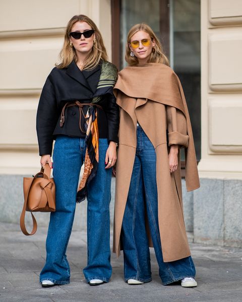 streetstyle foto van twee vrouwen met wide leg jeans