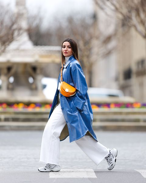 alexandra pereira paris fashion week in witte jeans en blauwe jas