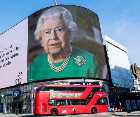 Londër, Angli 10 Prill një imazh i mbretëreshës Elizabeth II dhe citate nga transmetimi i saj në komb në lidhje me epideminë e koronavirusit shfaqen në ekranet në cirkun piccadilly më 10 prill 2020 në Londër, foto nga Anglia nga samir husseinwireimage