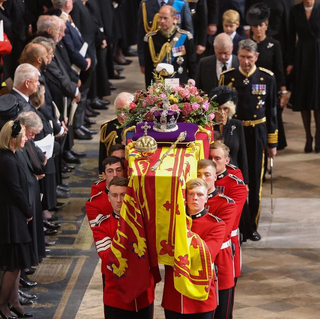 the coffin of britains queen elizabeth ii is carried out of the westminster abbey in london on september 19, 2022, during the state funeral service photo by ian vogler  pool  afp photo by ian voglerpoolafp via getty images