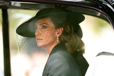 為何凱特王妃國葬選的珠寶大受好評？英國王室女性服喪都戴「這種」首飾有深意