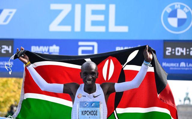 kenyas eliud kipchoge celebrates after winning the berlin marathon race on september 25, 2022 in berlin   kipchoge has beaten his own world record by 29 seconds, running 20110 at the berlin marathon photo by tobias schwarz  afp photo by tobias schwarzafp via getty images