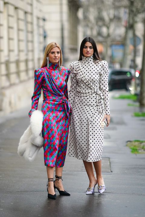 teresa andres gonzalvo marta lozano dragen midi jurken met prints tijdens paris fashion week
