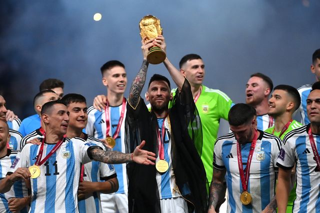 il calciatore, numero 10 e capitano dell'argentina lionel messi alza la coppa del mondo 2022 indossando un bisht, tunica nera, un abito tradizionale del golfo persico