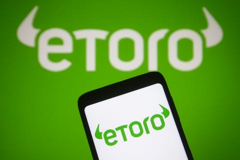 In questa illustrazione fotografica un logo eToro di un israeliano ucraina 20210317 in questa illustrazione fotografica un logo etoro di una società israeliana di social trading e intermediazione è visibile sullo schermo di uno smartphone e di un pc illustrazione fotografica di pavlo goncharsopa imageslightrocket via getty images