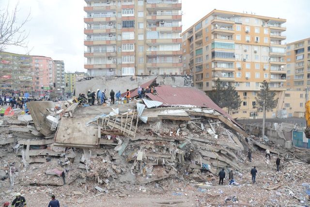 rescue workers and volunteers conduct search and rescue operations in the rubble of a collasped building, in diyarbakir on february 6, 2023, after a 78 magnitude earthquake struck the countrys south east the combined death toll has risen to over 1,900 for turkey and syria after the regions strongest quake in nearly a century turkeys emergency services said at least 1,121 people died in the earthquake, with another 783 confirmed fatalities in syria photo by ilyas akengin afp photo by ilyas akenginafp via getty images