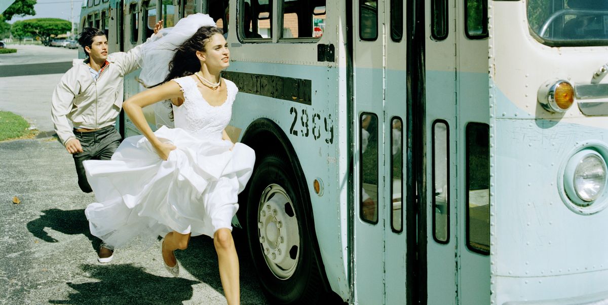 Мне остается сбежать. Девушка бежит за автобусом. Невеста в автобусе. Невеста сбежала со свадьбы. Опоздал на автобус.