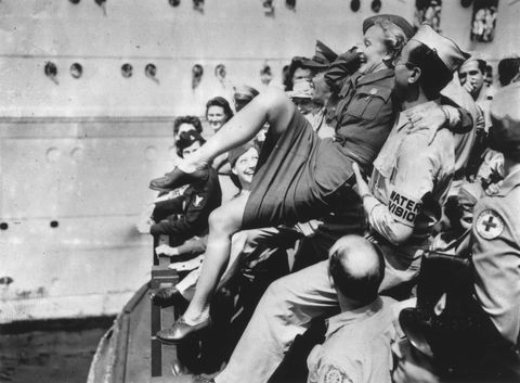 marlene dietrich 1901   1992, american actor and singer of german descent, shows a leg as she returns home to new york city via the queen elizabeth liner during world war ii she made more than 500 appearances before american troops overseas   photo by keystonegetty images