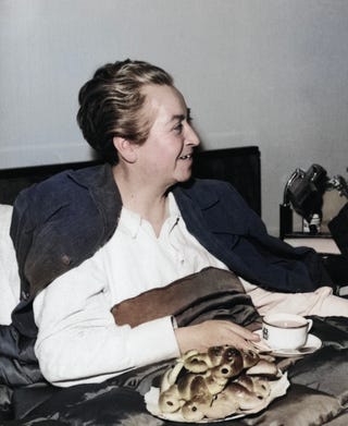 la poetisa chilena gabriela mistral 1889 1957 se sienta en la cama de un hotel con un plato de pasteles lucia y una taza de cafe en el regazo tras ganar el premio nobel de literatura y participar en la tradicion de que le sirvan pasteles y cafe en la cama, estocolmo, suecia, 13 de diciembre de 1945