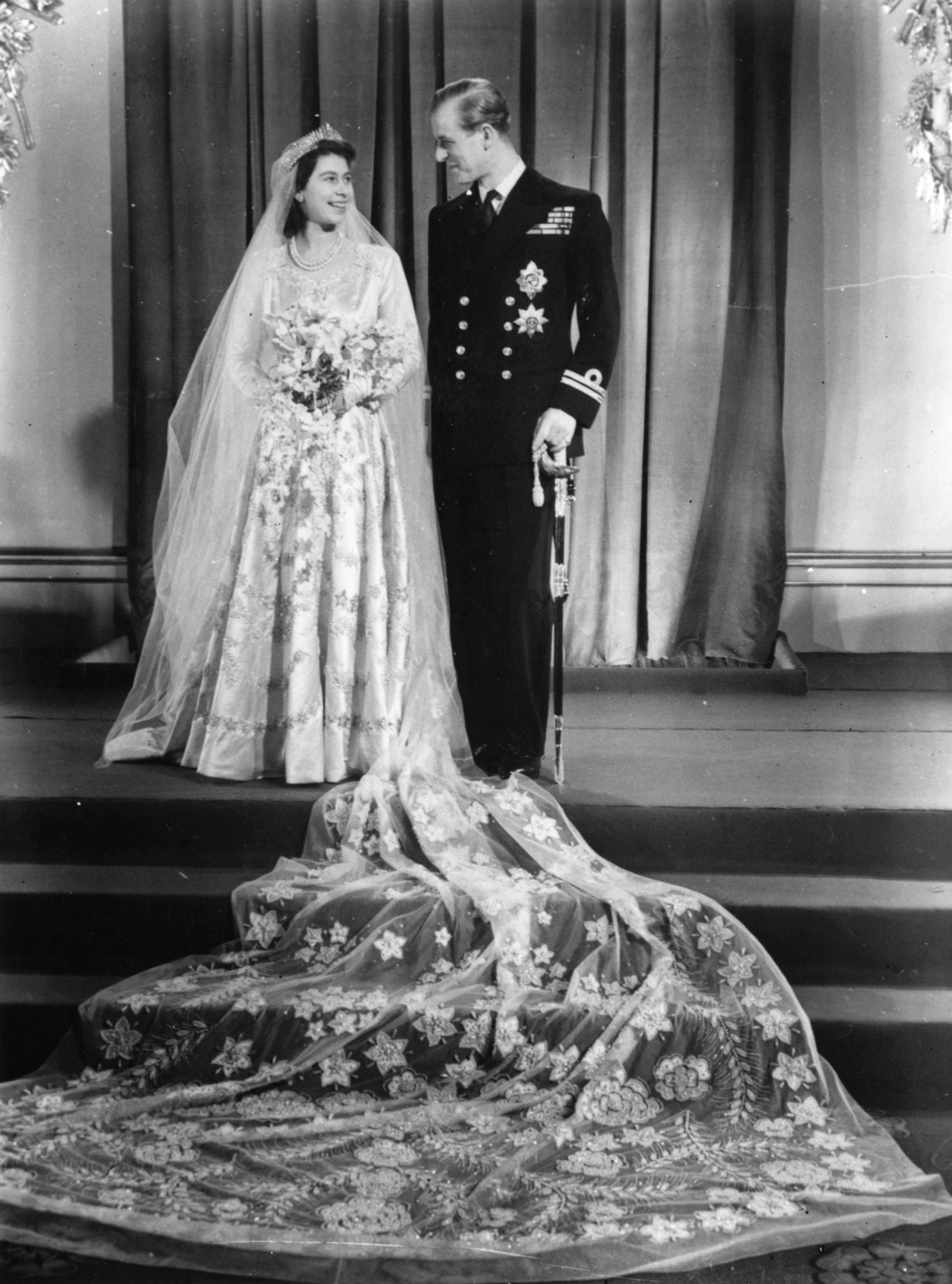queen elizabeth wedding gown embroidery