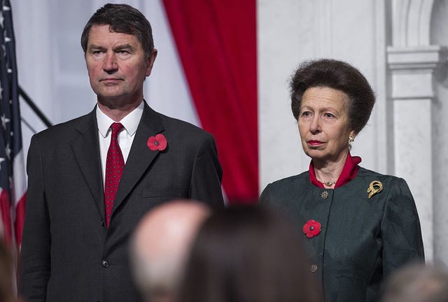 die britische königliche prinzessin anne steht neben ihrem ehemann timothy laurence während der eröffnung einer ausstellung zum 800-jährigen jubiläum der magna carta in der library of congress in washington, dc, 6. november 2014 die ausstellung, die 10 wochen dauern wird, zeigt die magna carta der Lincoln-Kathedrale, eines von nur vier erhaltenen Exemplaren der Originalausgabe von 1215 afp photo saul loeb photo credit should read saul loebafp via getty images