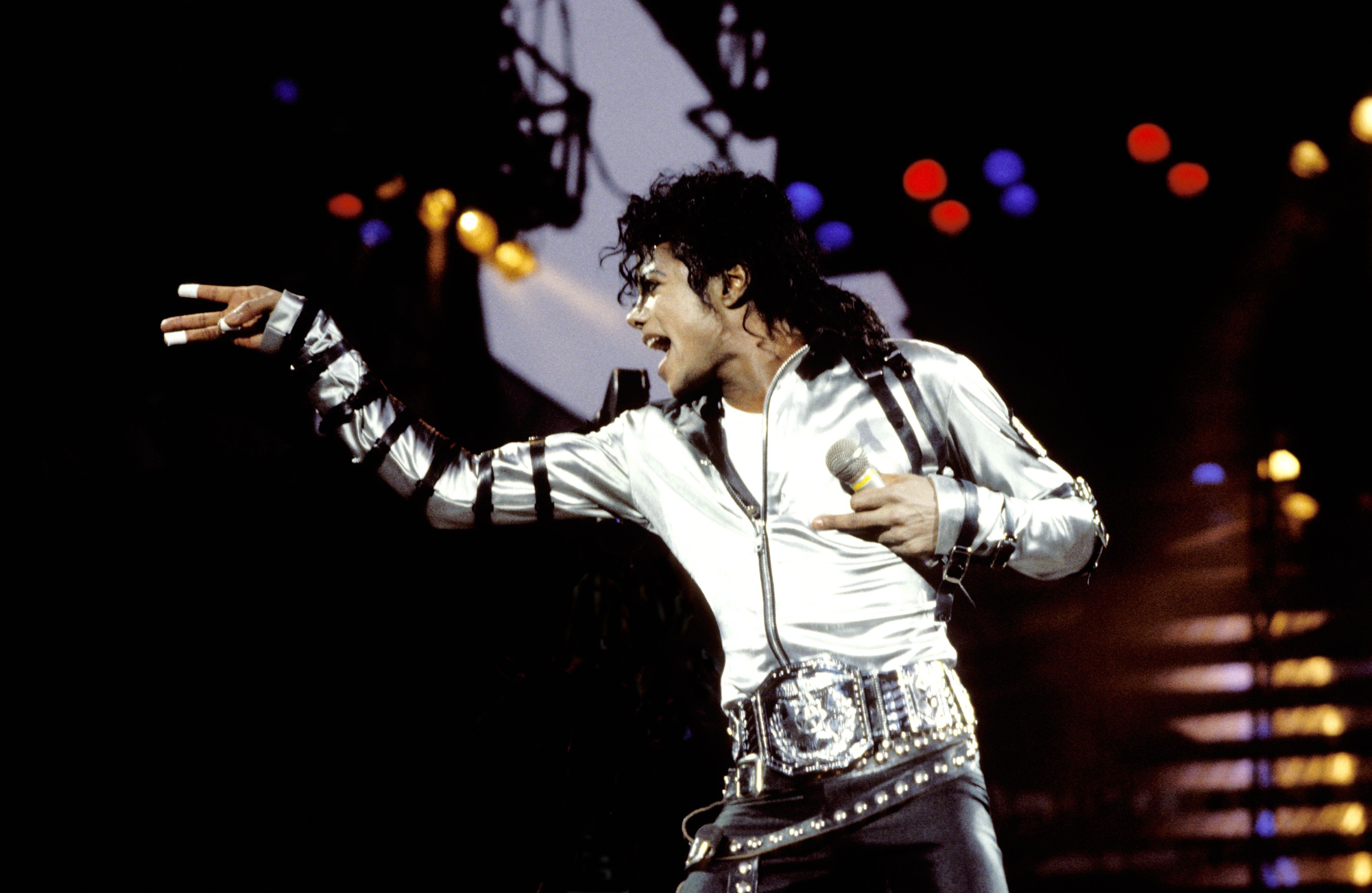 Doctors Break Down Michael Jackson's Gravity-Defying Dance Moves - Michael  Jackson Dance Moves Study
