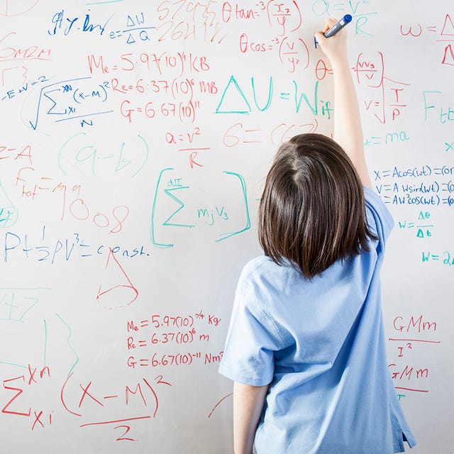 Niña estudiando matemáticas elle.es schoolgirl in front of wipe board, math equations
