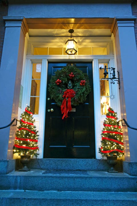 21 Best Staircase Christmas Decorations - Holiday ...