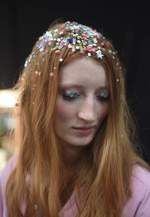 Festival Hair Glitter Styles - How To Do Glitter Roots Festival Hair Glitter Styles - How To Do Glitter Roots