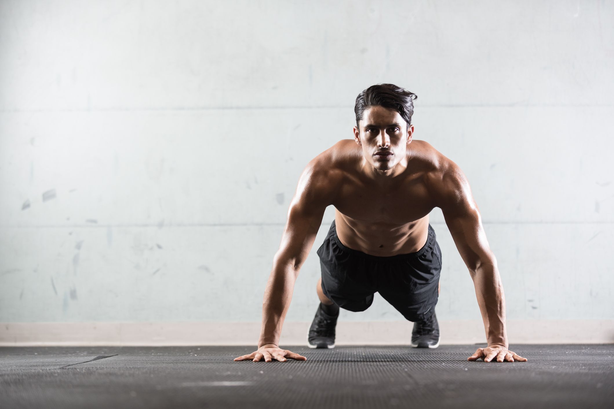 barra flexiones suelo