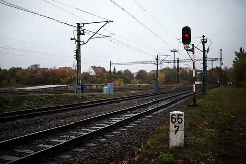 Wałbrzych, Polska 20 października Linie kolejowe w RPA i Polsce 65 km między Wrocławiem a Wałbrzychem 20 października 2015 r. w Wałbrzychu, Polska września 2015 r. polskie wojsko rozpoczęło sprawdzanie okolicy, w której dwóch poszukiwaczy skarbów rzekomo ukryło nazistowski pociąg wypełniony bronią i klejnotami , polskie władze były prawie pewne, że zlokalizowały pociąg między 61 km a 67 km na torze kolejowym między Wrocławiem, jak mówi miejscowa legenda Wolbrzech, że pociąg w tajemniczy sposób zniknął w styczniu 1945 roku, przed chwilami przed zakończeniem wojny światowej.  Adam Gozgetti Zdjęcia Bolandjeti Zdjęcia