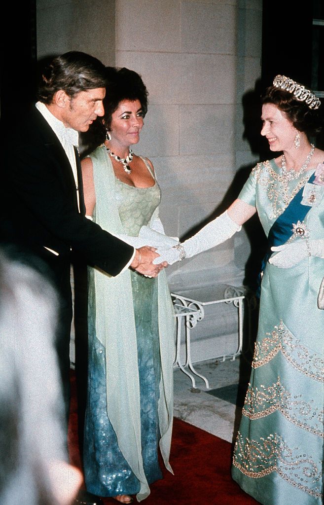 Queen Elizabeth Meeting Celebrities - Rare Pictures of Celebrities ...