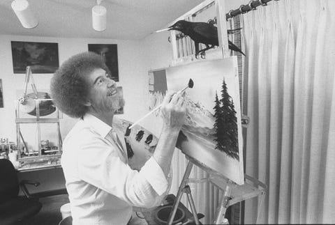 istruttore di pittura televisiva artista bob ross dipinge uno dei suoi paesaggi mentre il suo corvo domestico tiene un pennello nel becco mentre è appollaiato su un cavalletto in casa studio foto di acey harpert la raccolta di immagini di vita tramite getty images