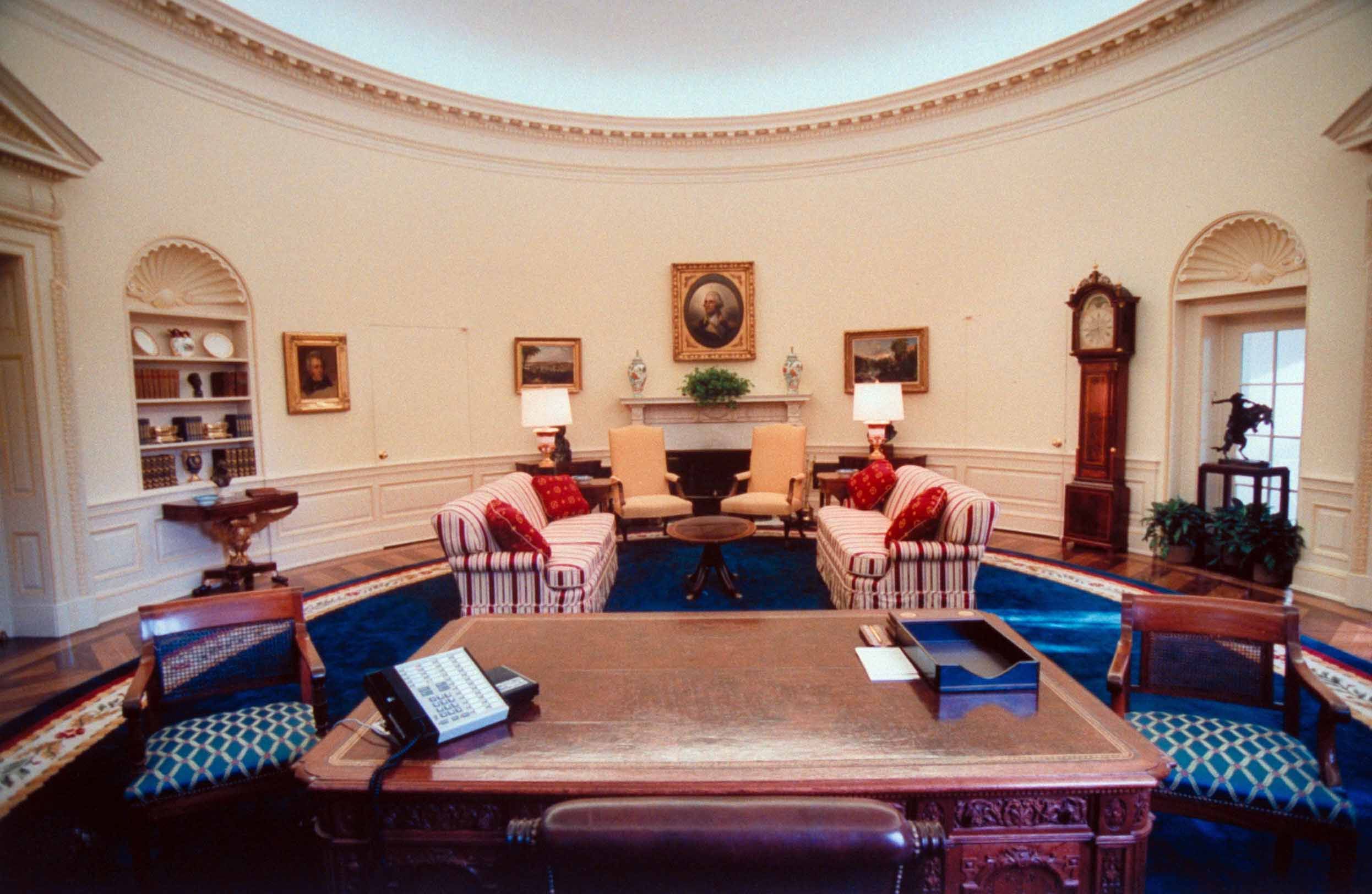 Featured image of post Oval Office Zoom Background / There are entire social media accounts look—it doesn&#039;t really matter what the background of your room looks like when you&#039;re on a zoom meeting.