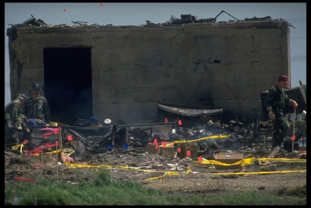 Los guardabosques del estado de Texas, los agentes del FBI del atf recogiendo pruebas en las ruinas del complejo de la rama davidiana quemado durante el asedio a la secta liderada por David Koresh con banderas rojas donde se encontraron los cuerpos foto de shelly katzthe life images collection via getty imagesgetty images