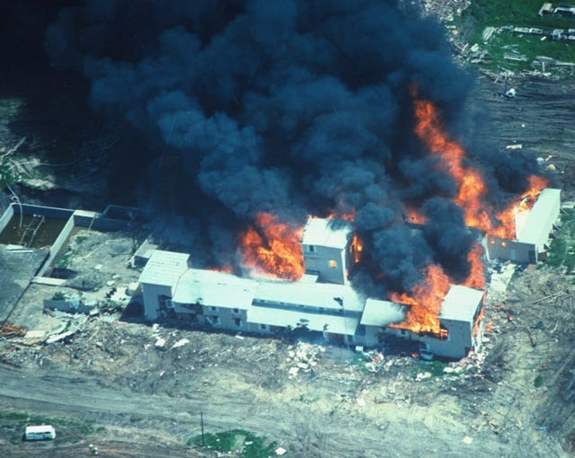 overhead van rokend vuur dat geleid werd door David Koresh en de branch Davidian cult compound verteerde, foto gebruikt tijdens hoorzittingen Congres over afhandeling conflict FBI beweert dat het genoeg gaten in gebouw heeft gemaakt om te kunnen ontsnappen foto door time life picturesfbithe life picture collection via getty images