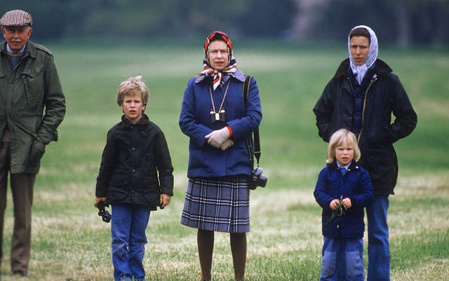 windsor 11. května princezna anna se svými dětmi petrem a zara a královnou alžbětou ii. na windsorské koňské show 11. května 1985 ve windsoru v hrabství berkshire, england photo by david levensongetty images