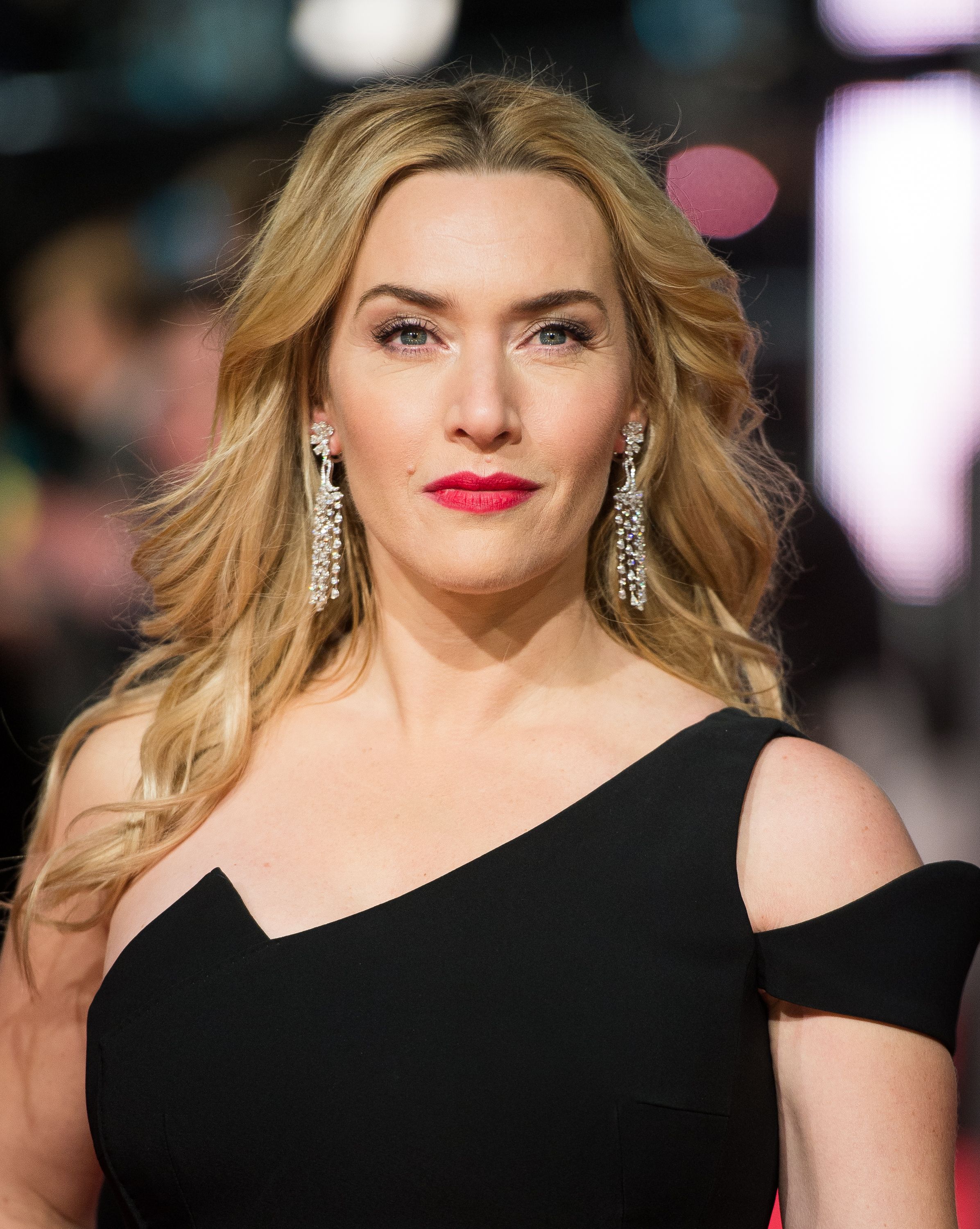 Kate Winslet Proves She Hasn’t Aged A Day After Recreating Her Iconic Iris Simpkins Curls