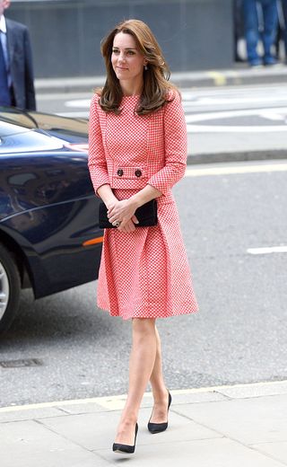 Kritiek zwak Bruin Kate Middleton draagt jurk van nog onbekende Nederlandse ontwerper