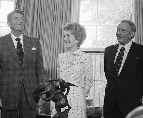 کتیبه اصلی 631981 رئیس جمهور واشنگتن دی سی ، رونالد ریگان با همسرش ، نانسی و فرانک سیناترا در کنار او در دفتر بیضی 63 به بسیاری از جوامع اسکلروزیس مادر و پدر سال ادای احترام کردند