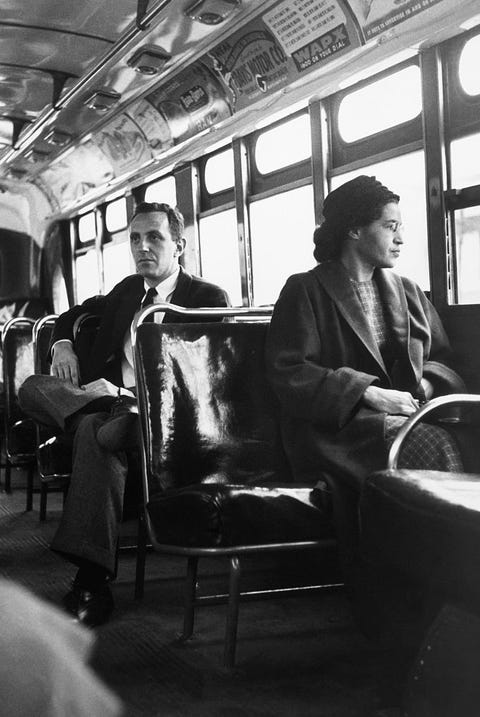 Les années 50 : Retour sur 54 évènements marquants 30 Rosa Parks est assise à l'avant d'un bus à Montgomery, en Alabama, après que la Cour suprême a jugé la ségrégation illégale sur le système de bus de la ville le 21 décembre 1956 Parks a été arrêtée le 1er décembre 1955 pour avoir refusé de céder sa place devant un bus à montgomery a déclenché un boycott réussi des bus de la ville l'homme assis derrière les parcs est nicholas c chriss, reporter pour united press international à atlanta