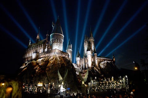 universal city, kalifornien april 05 universal studios hollywood wizarding world of harry potter attraction opening pictured view of hogwarts castle at the opening of the wizarding world of harry potter at universal studios hollywood on april 5, 2016 nup173170 photo by kevork djansezianuniversal studiosnbcuniversal via getty images