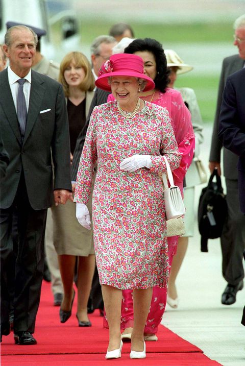 Queen Elizabeth's Best Fashion Looks - The Queen's Classic Outfits