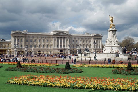 6 Gorgeous Royal Palaces Where Do Queen Elizabeth And The Buckingham Palace Her Main Residence