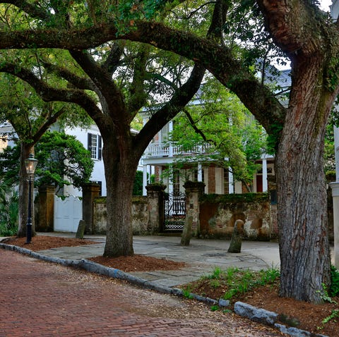 Southern mansions in the old historical section of CHARLESTON, SOUTH CAROLINA southern mansions in the old historical section of charleston, south carolina