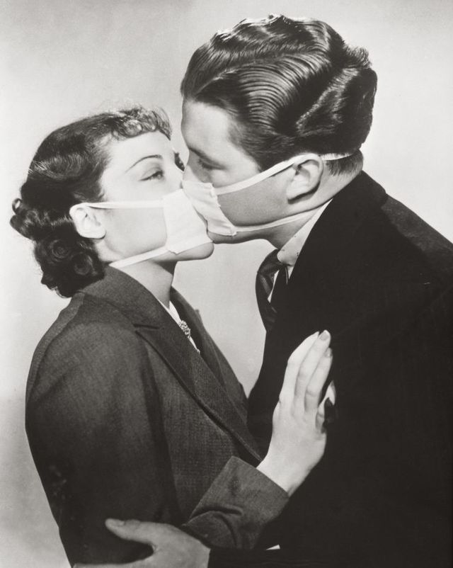 unspecified   january 01  film kiss with protective mask to prevent infection during a flu epidemic in hollywood photography 1937  photo by imagnogetty images filmprobe einer kussszene mit schutzmaske, um eine in hollywood aufgetrenene grippeepidemie zu verhindern hollywood photographie 13021937
