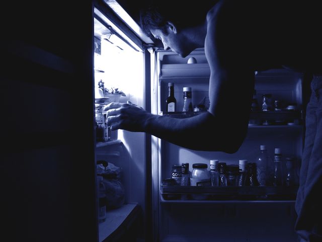 uomo frigorifero notte