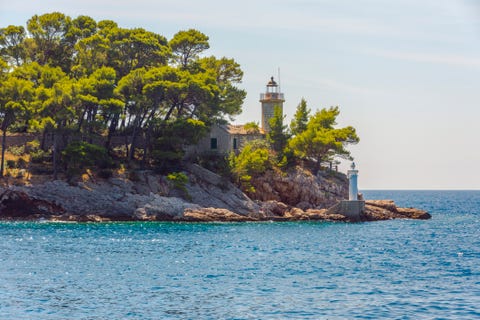 Faro del siglo XIX en la isla de Daska cerca de Dubrovnik, Croacia