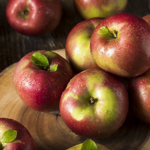 rauwe biologische rode mcintosh appels klaar om te eten