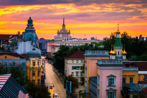 Sofia, a capital da Bulgária ao pôr do sol, excelente vista de cima sobre os edifícios históricos