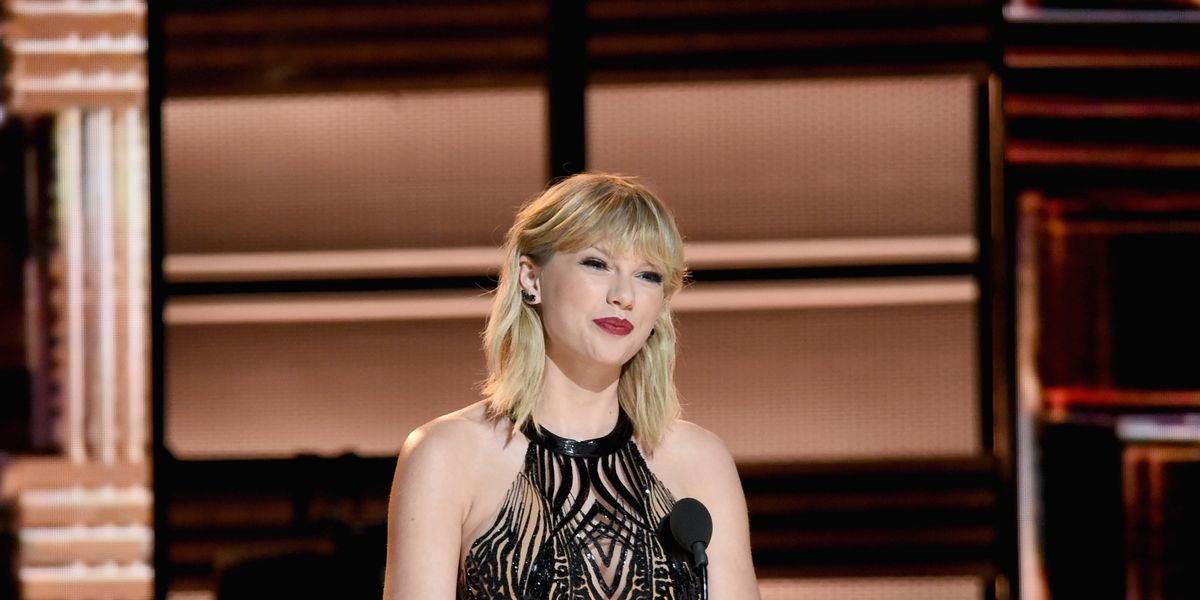 Taylor Swift Wore A Naked Dress To The Cma Awards 2016