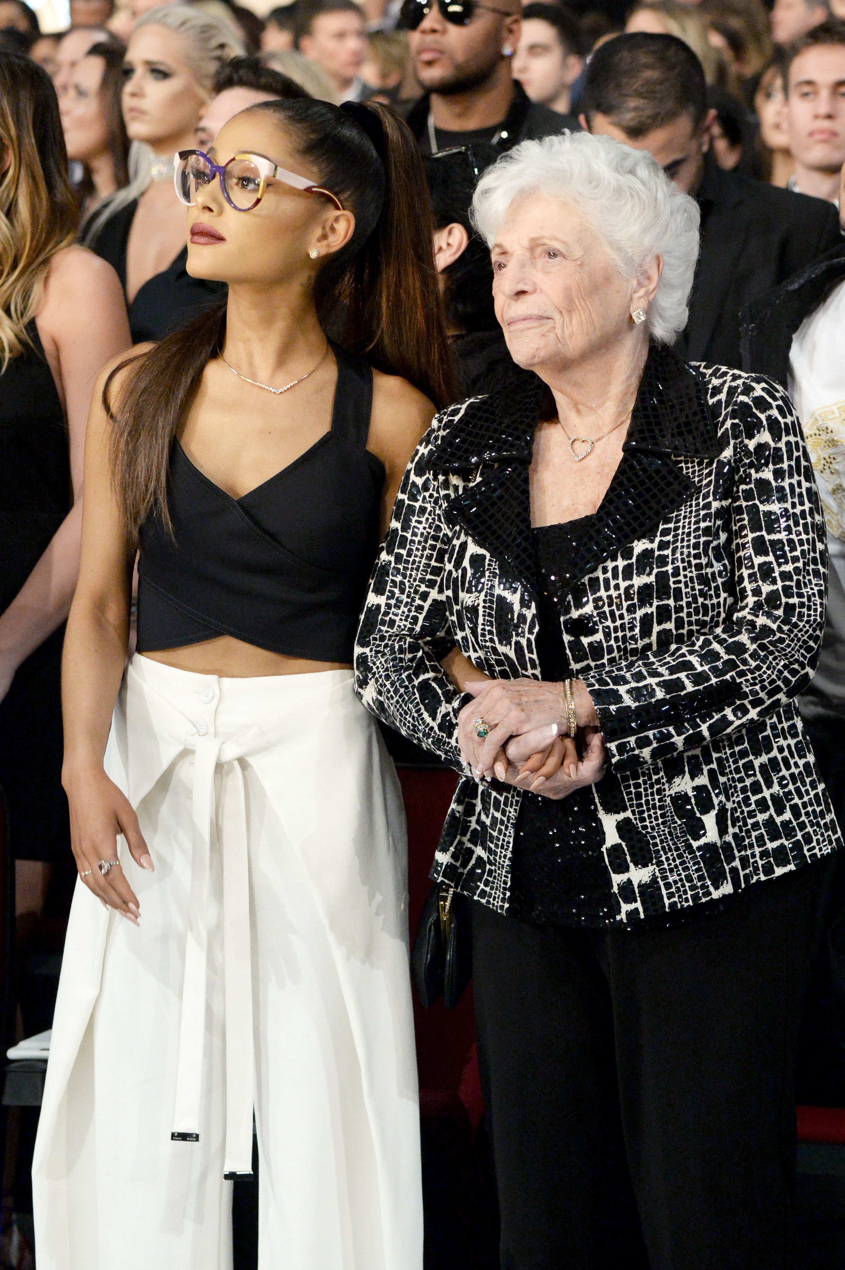2852px x 4286px - Ariana Grande Is Leaning On Her Family Following Her Split ...