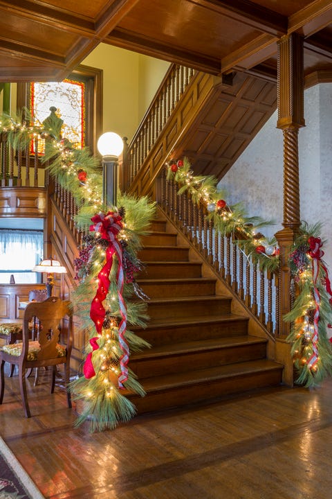 21 Best Staircase Christmas Decorations Holiday Staircase Ideas christmas-staircase-swags-christmas-stairs-decorations-ideas-christmas